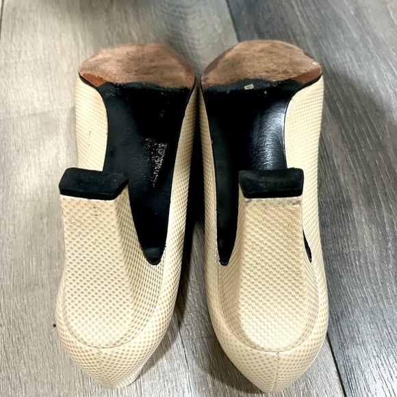 Stuart Weitzman  Creamy-Gold Pumps w Textured Leather, Block Heels, Size 6 - Picture 12 of 14